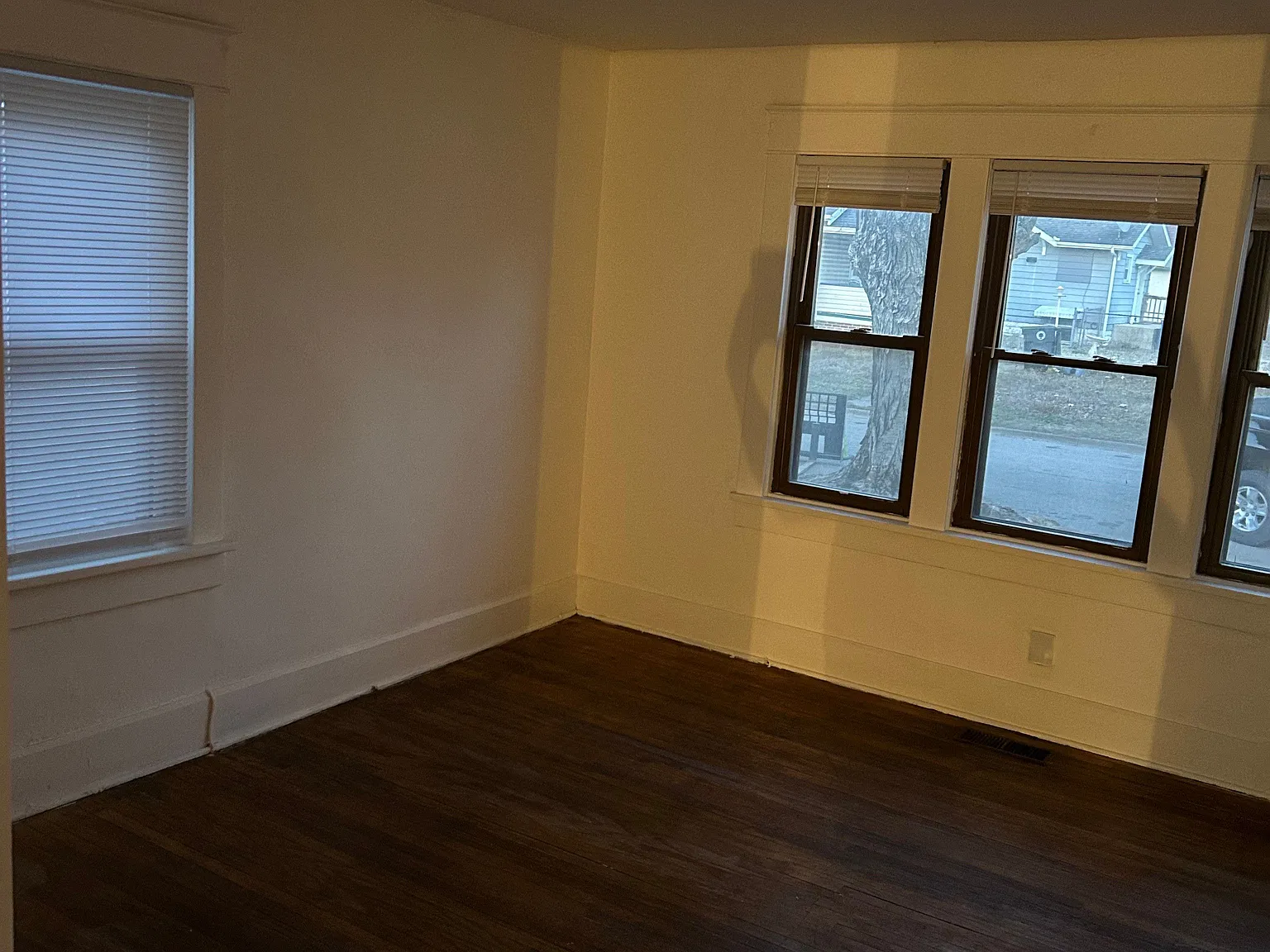 3 bed, 1.0 bath, 1050 sqft, $1,350 — Photo 2