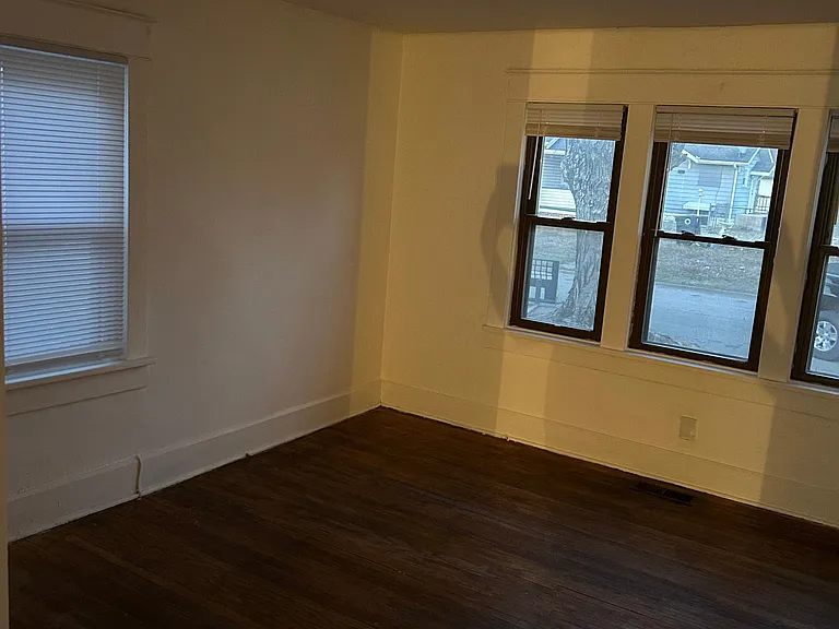 119 N Dicks St — Photo 2