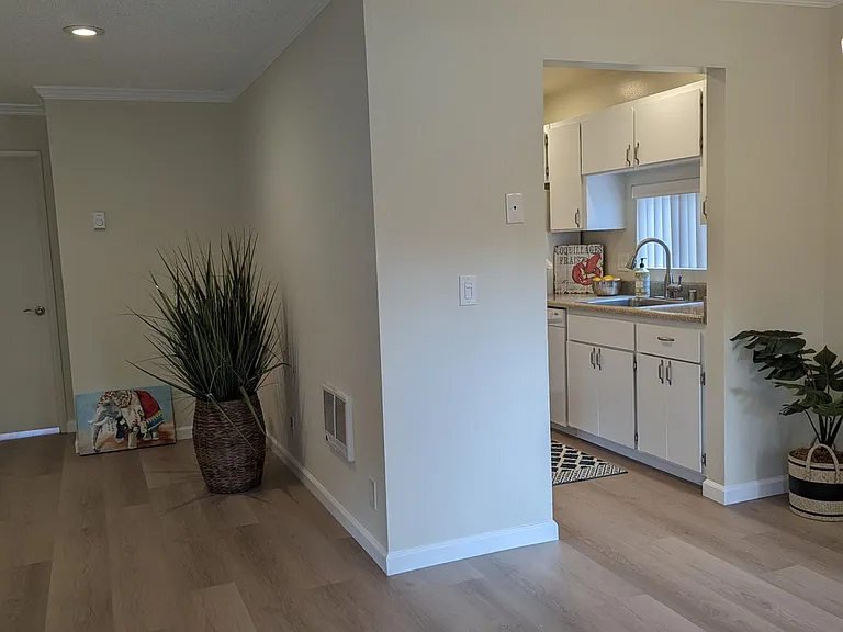 Live Oak Apartments — Photo 21