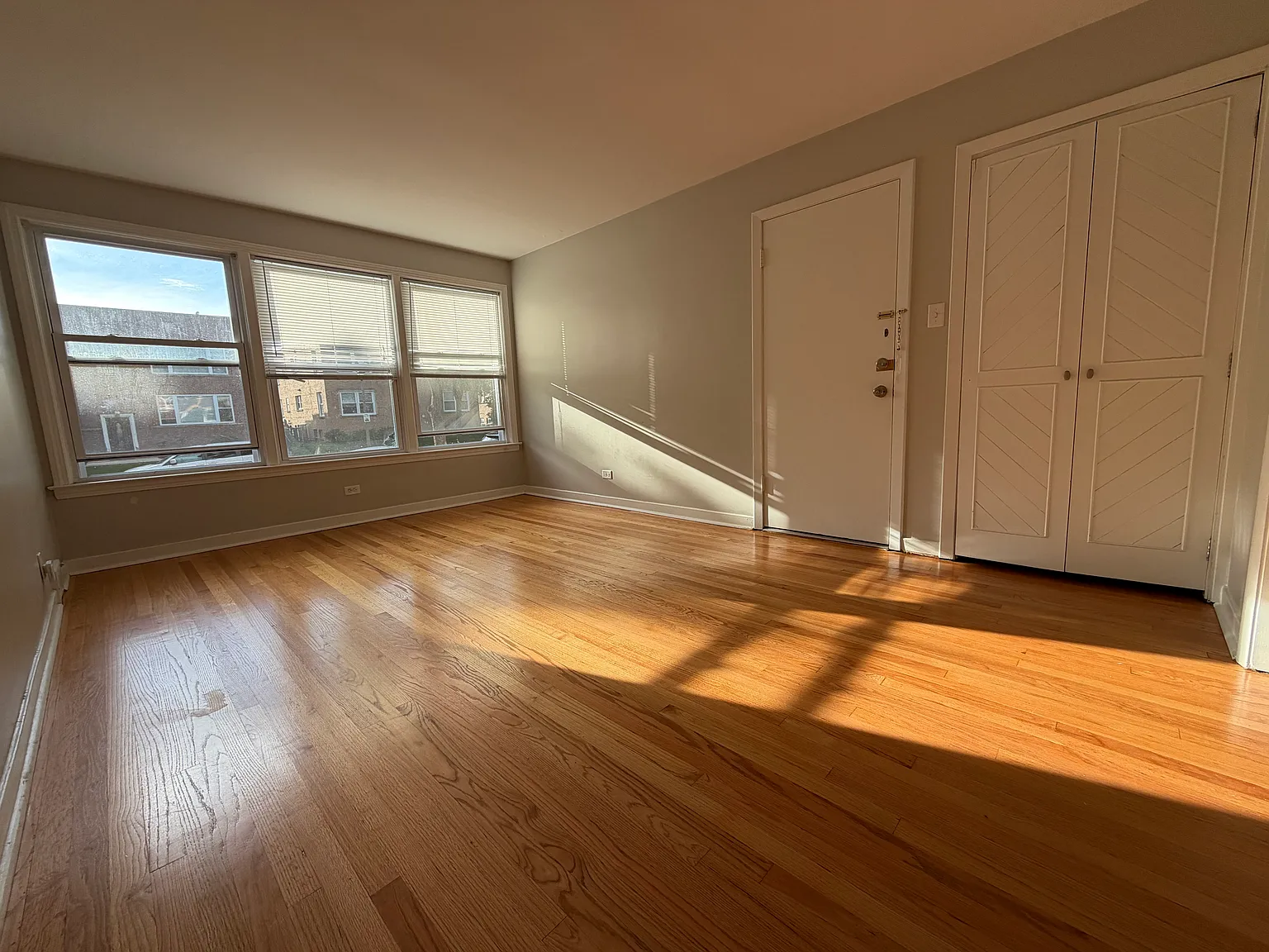 9133 La Crosse Ave — Photo 3