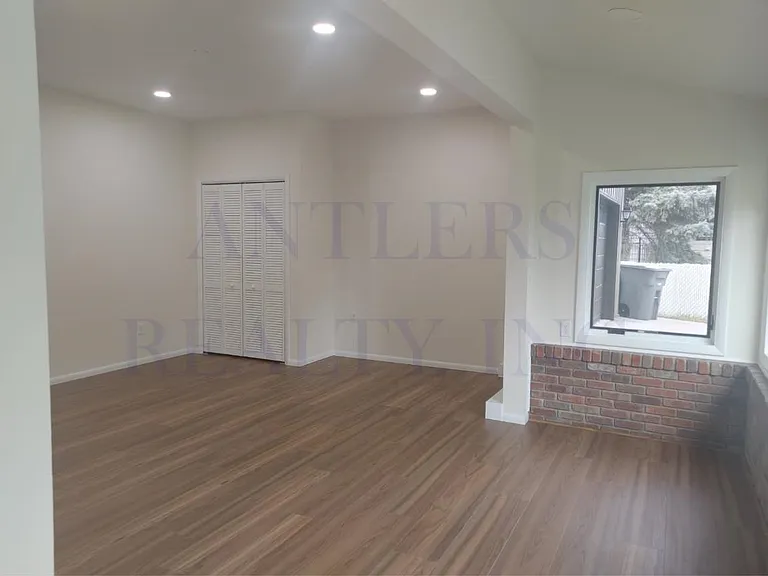 2537 Newton Ave — Photo 9