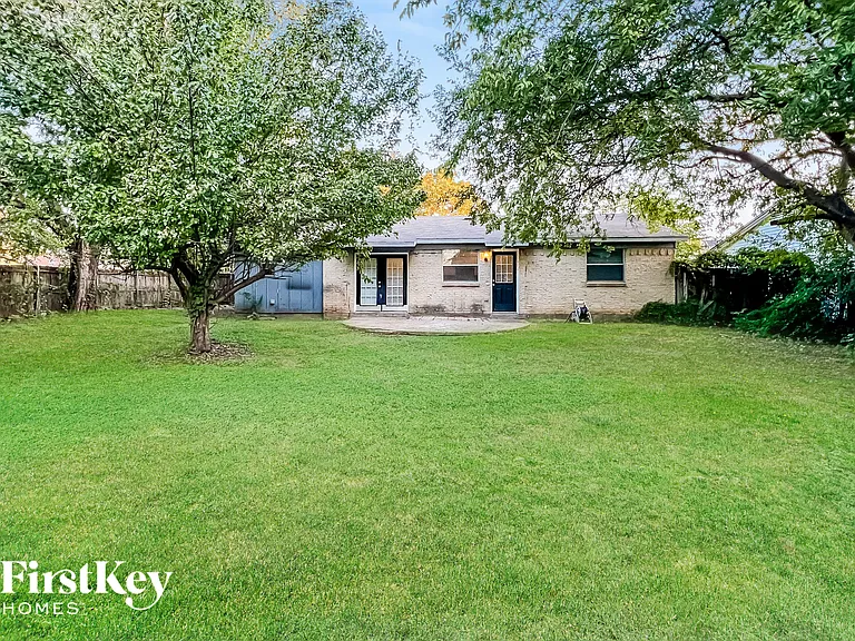 302 Shorewood Dr — Photo 14