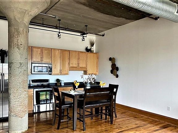 4th image of 2035 Washington Ave #407