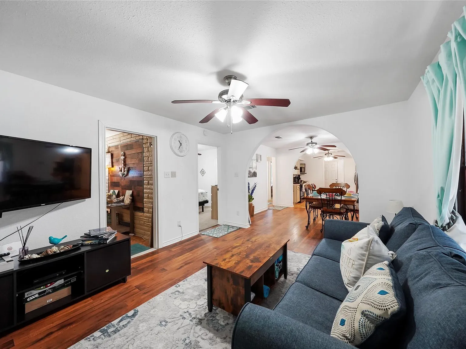 2 bed, 2.0 bath, 1002 sqft, $2,050 — Photo 4