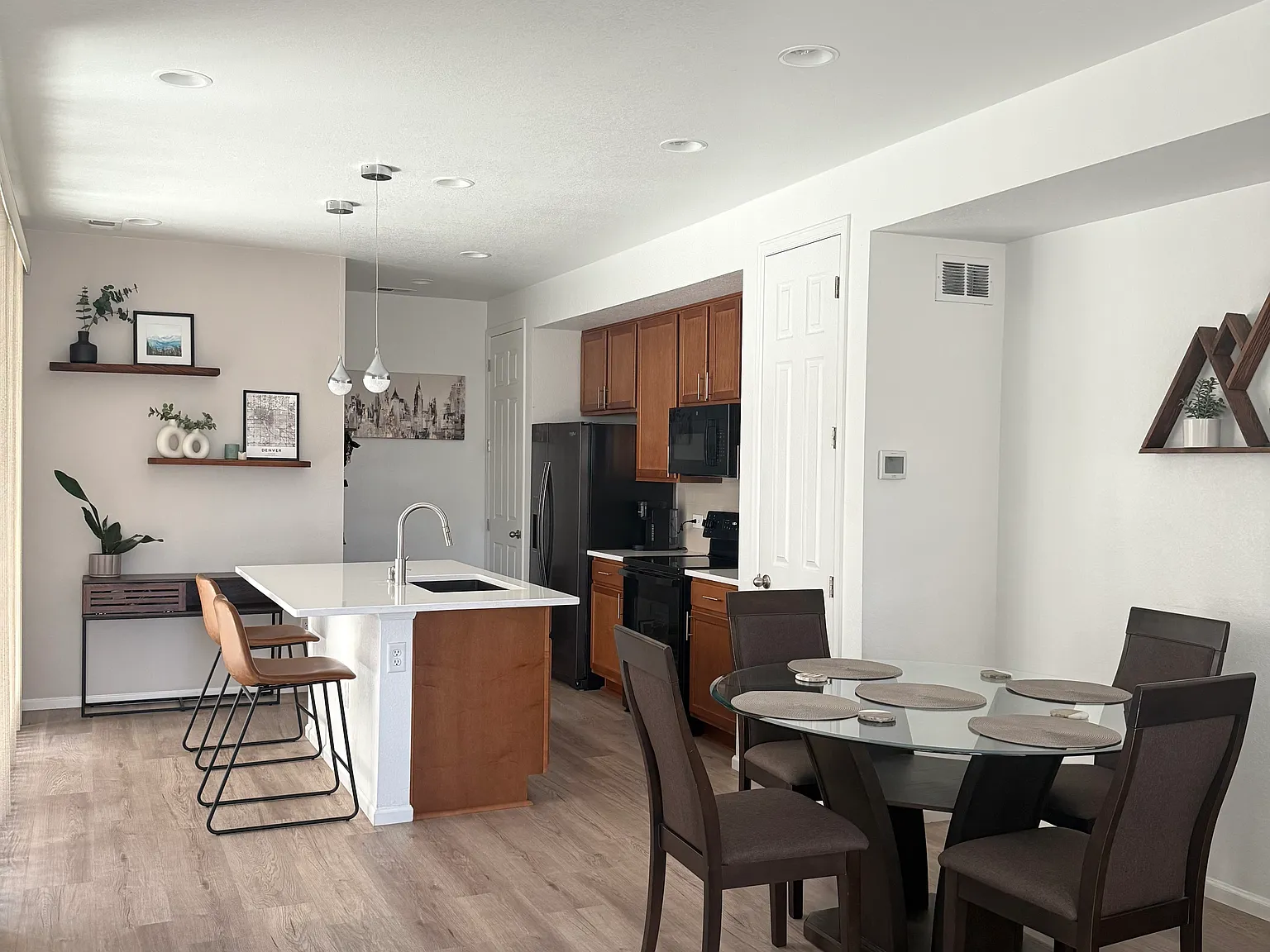 3 bed, 2.5 bath, 1300 sqft, $2,700 — Photo 3
