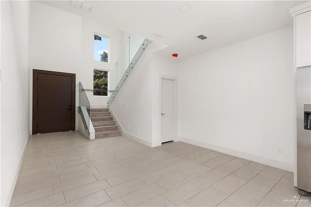 3 bed, 2.5 bath, 2092 sqft, $2,600 — Photo 2