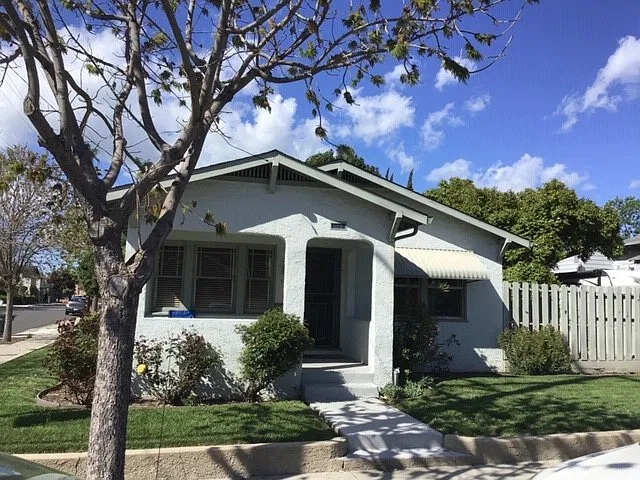 Charming curb appeal in older Antioch! Sharp 2 bedroom corner home!! — Photo 2