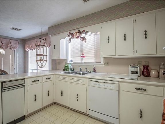 5th image of 2613 Old Orchard Ln