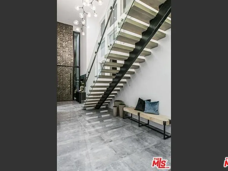 11241 Blix St — Photo 15