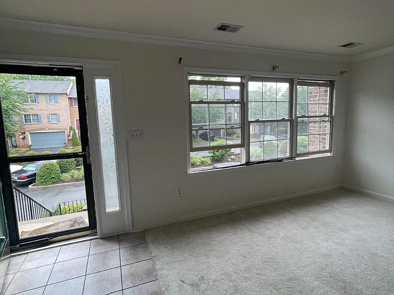 1323 Lindsay Ln — Photo 2