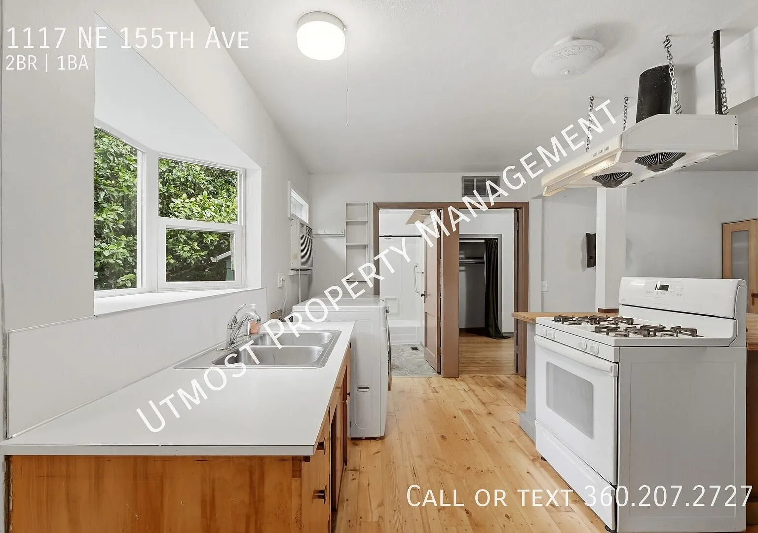 One of a kind two bedroom home with a large oversized yard. — Photo 2