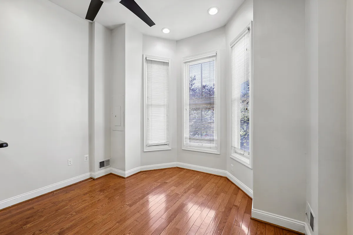 Building Photo - 1006 N St NW #2