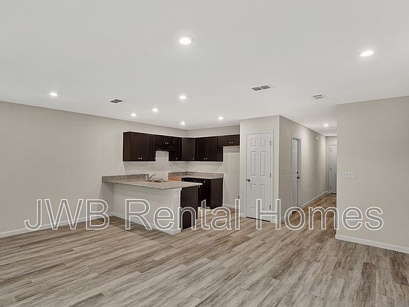 4th image of 606 Herman St
