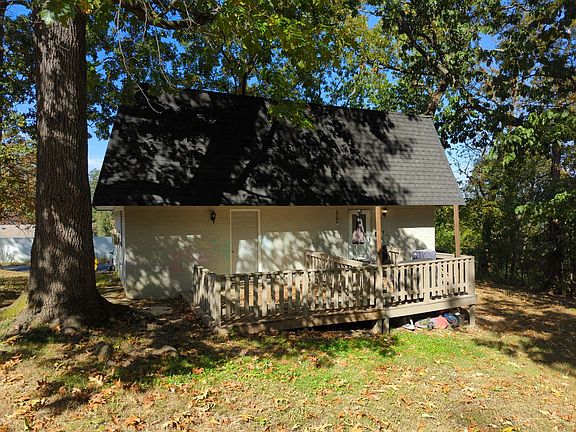 3rd image of 215 Woodlawn Dr