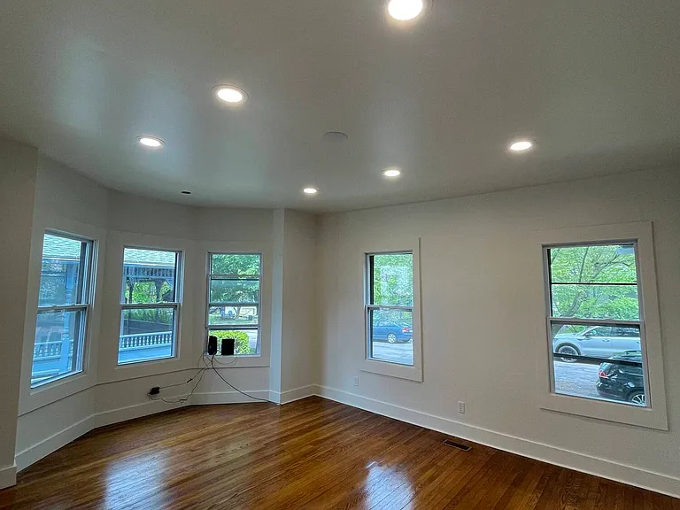 110 Utica St — Photo 2