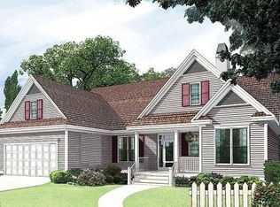 10255 Carrousel Woods Dr, New Middletown, OH 44442