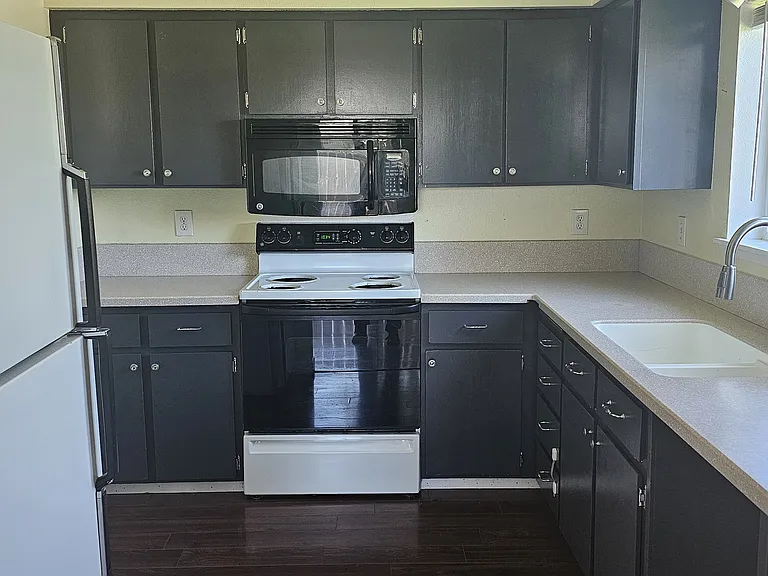 560 E Catherine Ave — Photo 6