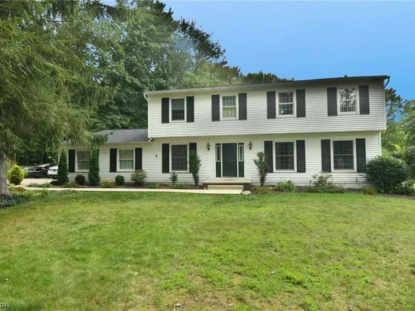 1072 Sheerbrook Dr, Chagrin Falls, OH 44022