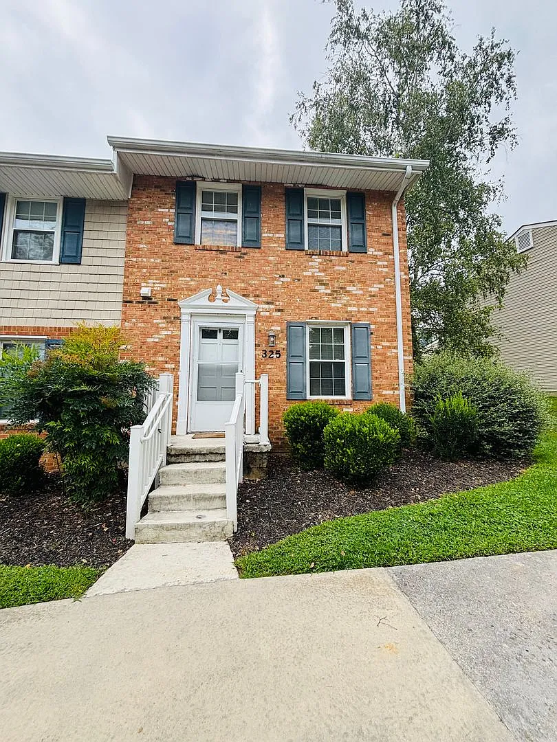 2 Bedroom, 1.5 Bath Townhouse — Photo 2