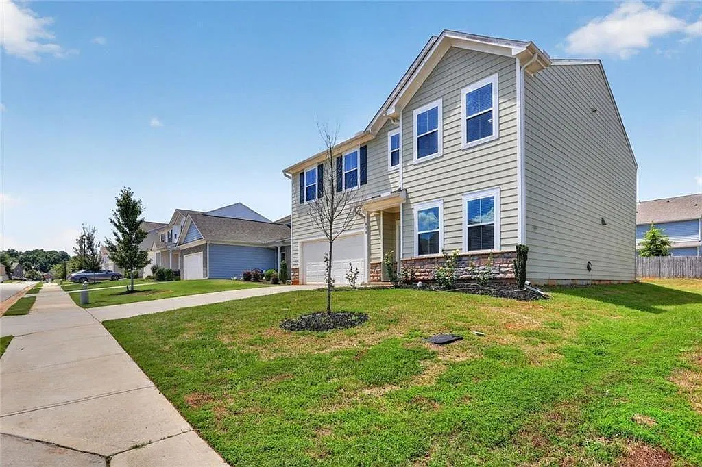 4 bed, 2.5 bath, 3314 sqft, $2,950 — Photo 3