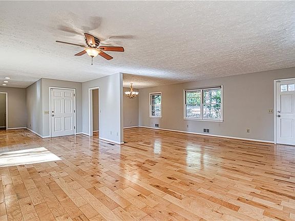 5th image of 4020 Westmoreland Dr NW