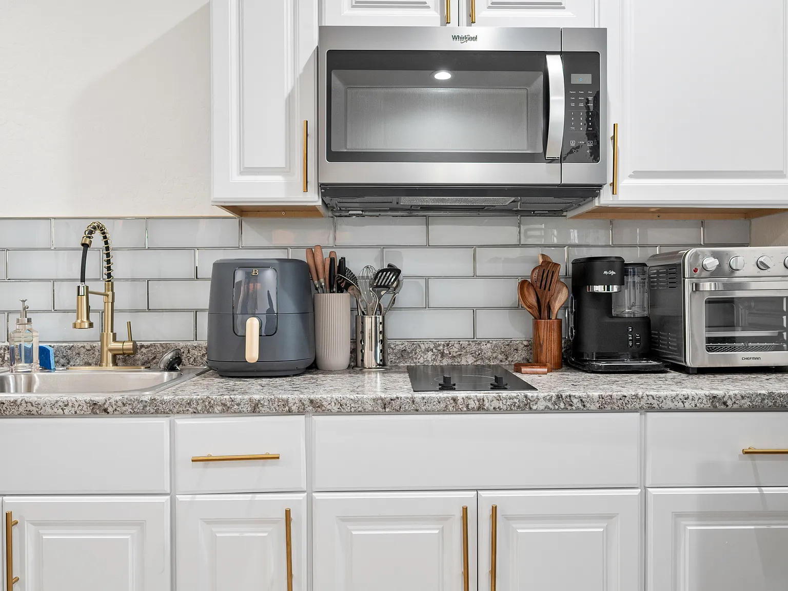 1 bed, 2400 sqft, $1,800 — Photo 2