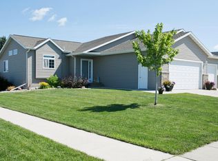 1602 Oakwood Dr, West Fargo, ND 58078