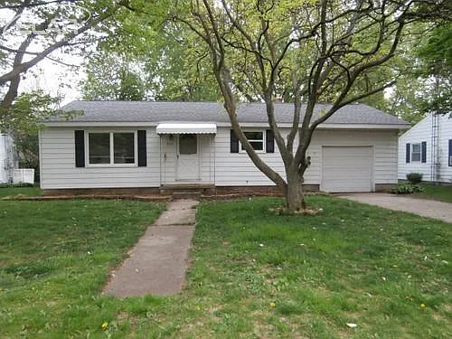 205 Oak St photo 1