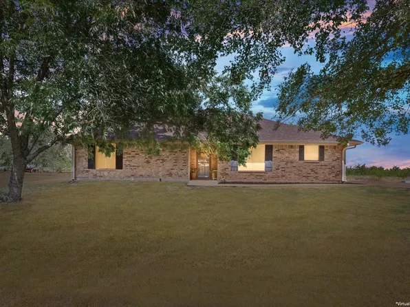 909 McClintic Dr, Groesbeck, TX 76642