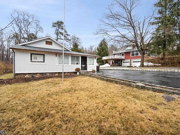 3rd image of 4 Dead End Rd