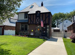 29 Croyden Rd, Mineola, NY 11501