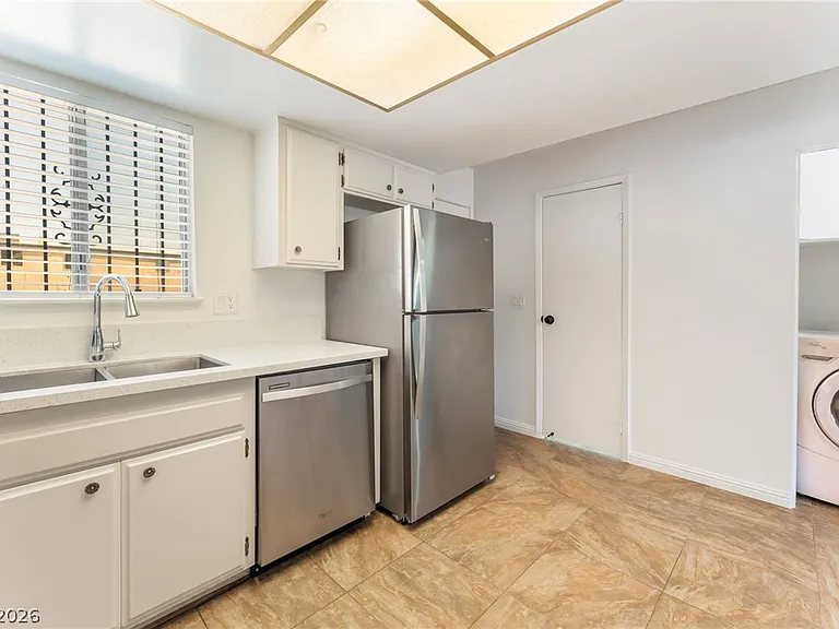 1406 N Jones Blvd — Photo 10