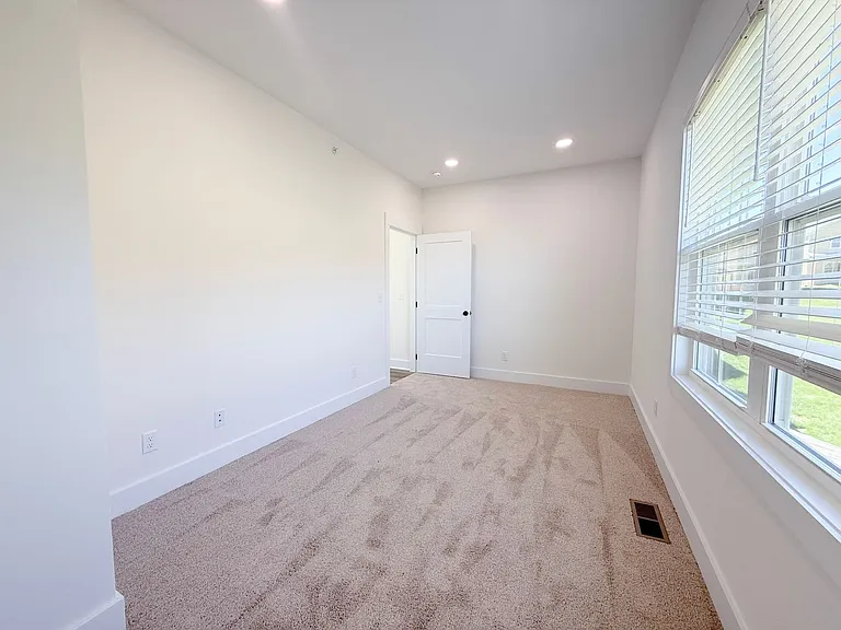1385 Meridian St — Photo 41