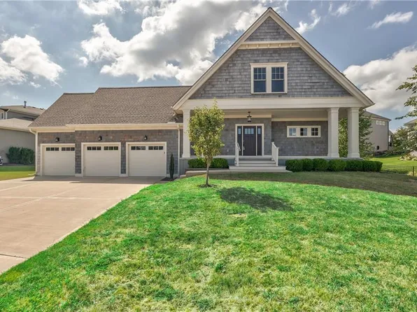 9742 Shady Bend Cir, Lenexa, KS 66227