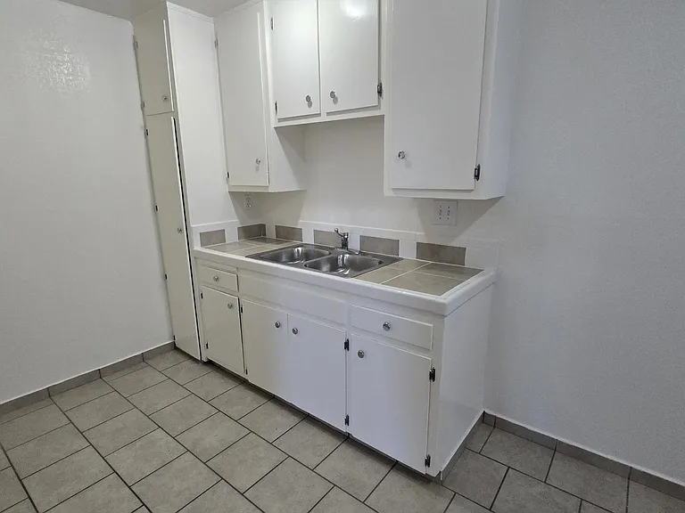 Baldwin Ave. Apartments — Photo 6