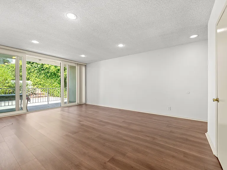 691 1/2 Levering Ave — Photo 4