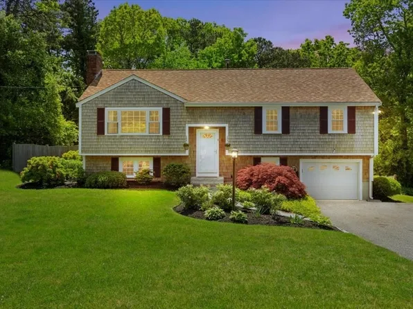 8 N Hill Rd, Plymouth, MA 02360