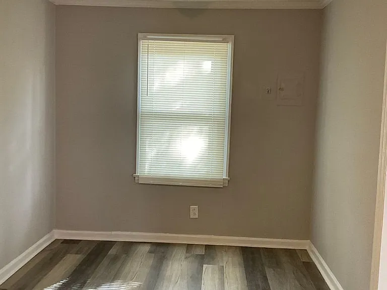 710 Glenn St — Photo 2