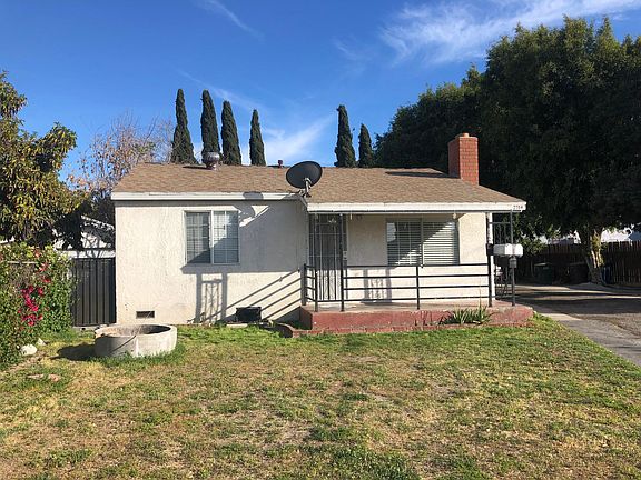 The front view of the house and the front yard