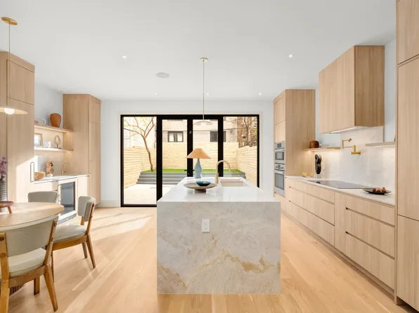 980 Metropolitan Avenue image 3 of 21