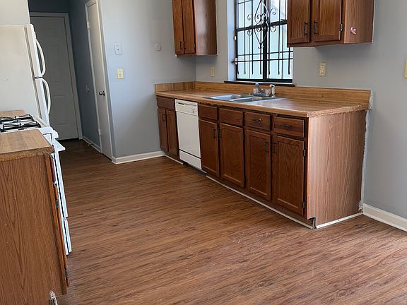 3rd image of 270 Chase Woods Cir