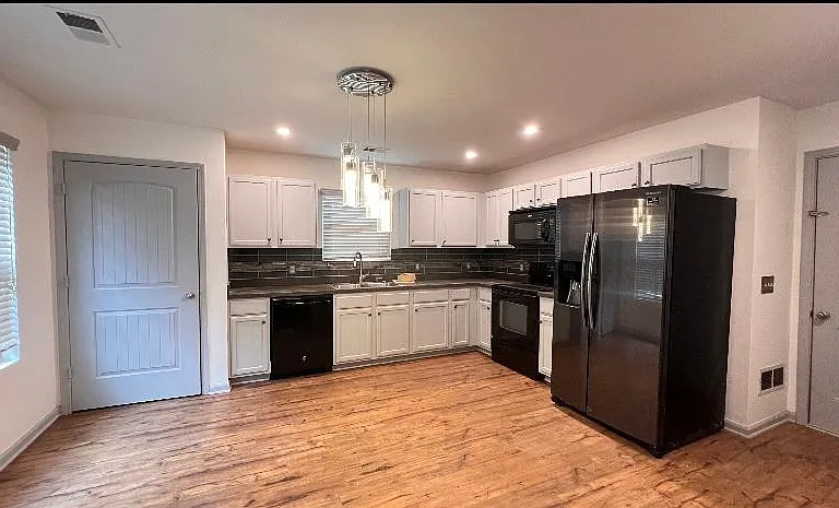 14 Frost Ln — Photo 2