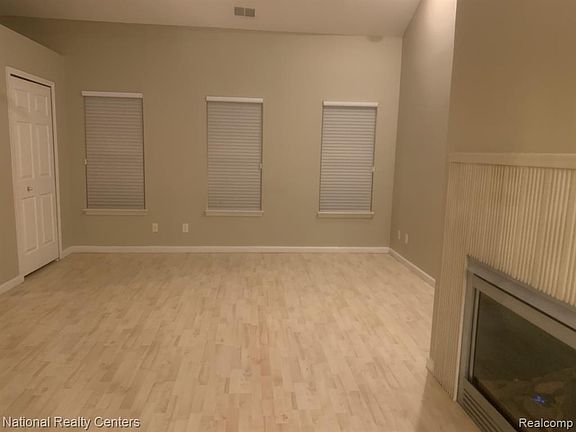 3rd image of 29411 Glen Oaks Blvd E