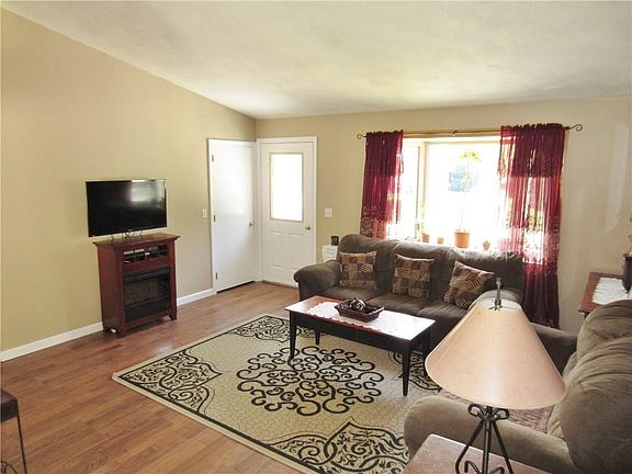 Nice Big Living Room with Cathedral Ceilings!