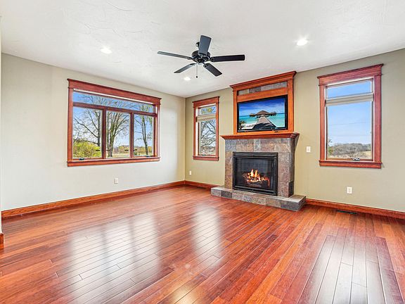 3rd image of 365 E Woodlawn St