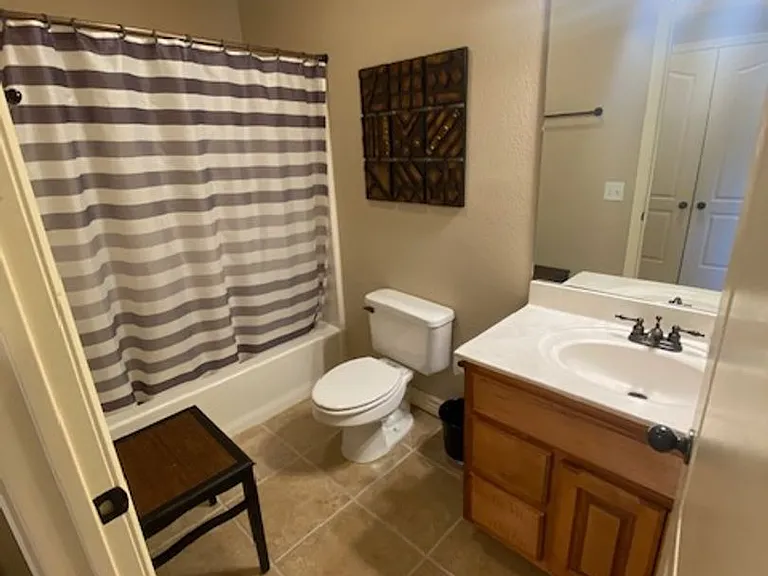 922 W 15th St #10 — Photo 11