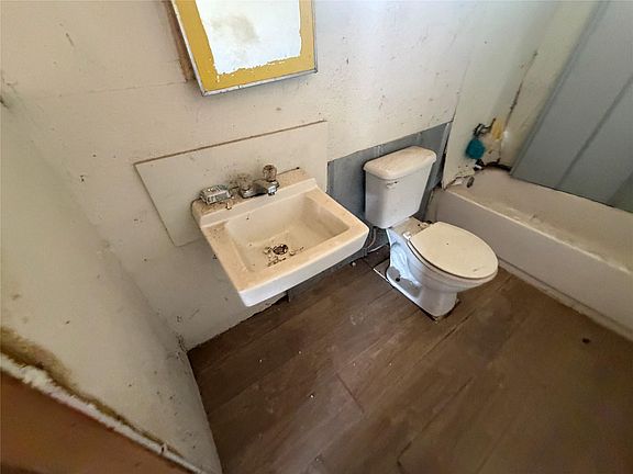 5th image of 108 J Ave