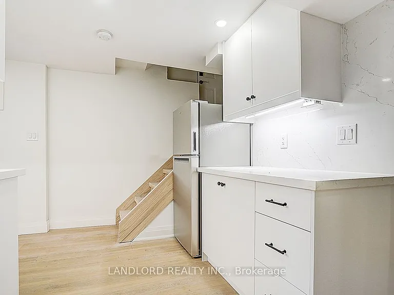 75 Kendal Ave #LOWER — Photo 8