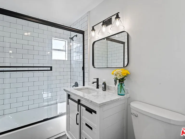 4940 Placidia Ave — Photo 24