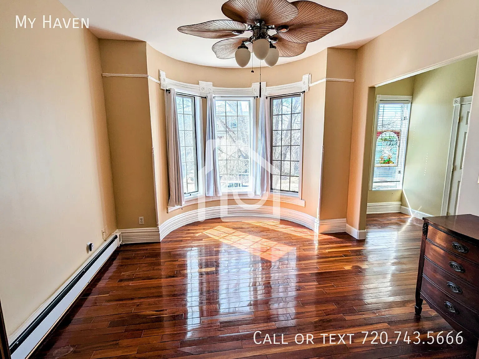 Light-Filled 2 Bed Victorian with Downtown Skyline Views Steps to Five Points & Light Rail — Photo 2